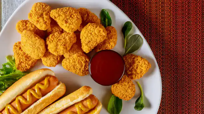 Мальчик из Малайзии ослеп из-за наггетсов и сосисок