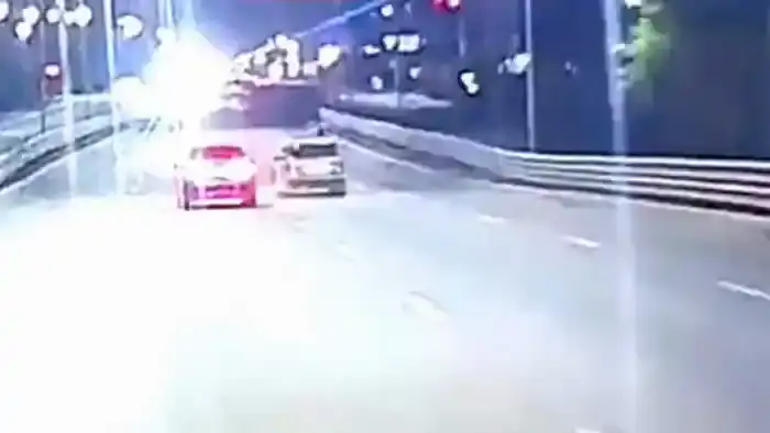 Мотоциклист сбил рабочих в Алматы: о состоянии пострадавшей женщины рассказали врачи