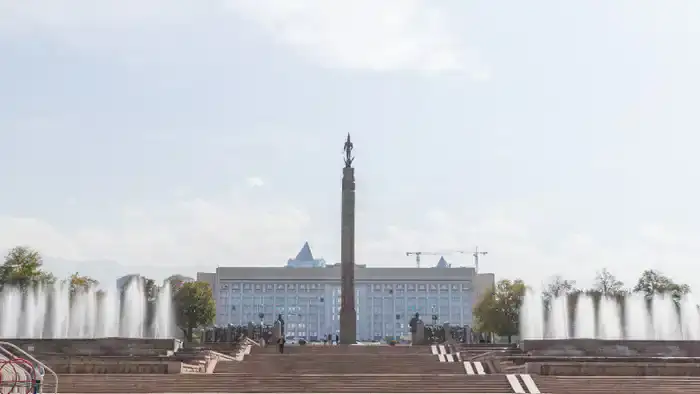 “Охранники запретили фотографировать“: кому принадлежит площадь перед акиматом Алматы?