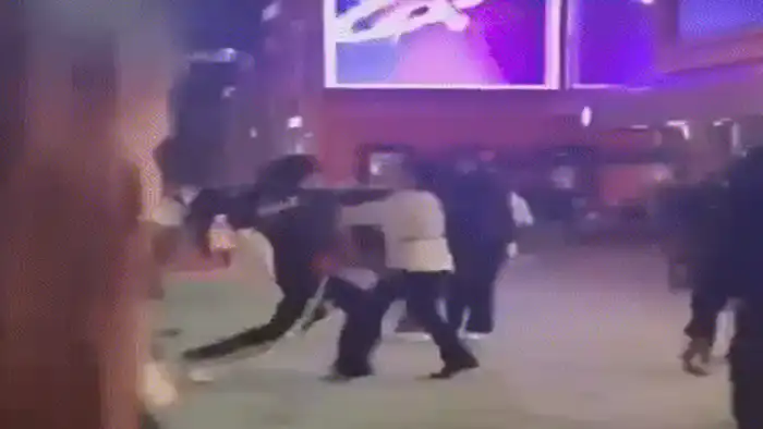 Размахивал кулаками: драка между молодыми людьми попала на видео в Алматы