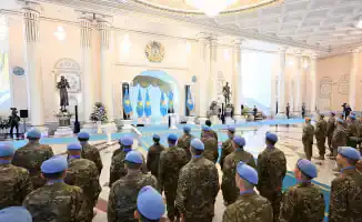 Токаев поблагодарил миротворцев за службу и вручил государственные награды