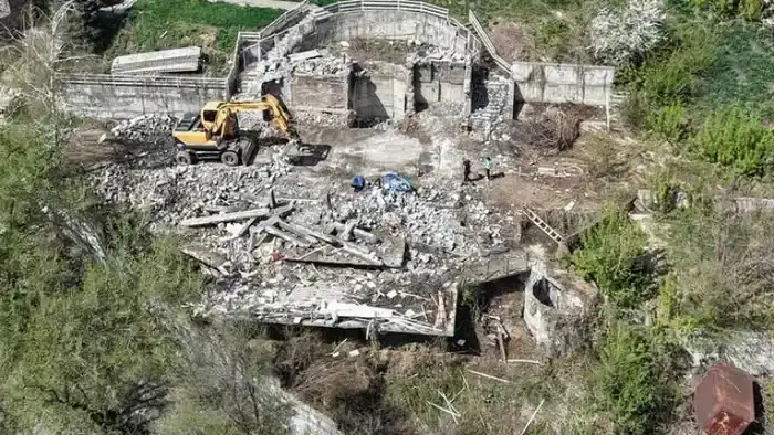 Ушел под снос: в Алматы построили 3-этажку на оползнеопасном участке