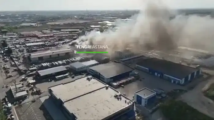 Более 80 человек тушат пожар на складе в Астане