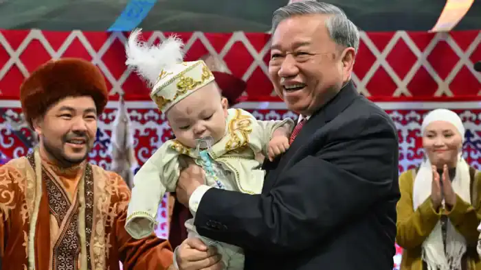 Генсек компартии Вьетнама провел ритуал тұсаукесер в Астане