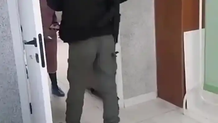 Мужчина с автоматом и трамадолом: в Атырау прокомментировали видео из поликлиники