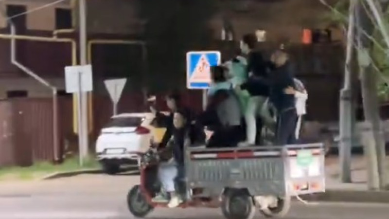 На мотоцикле вдевятером: подростки устроили опасное “шоу“ в Алматы