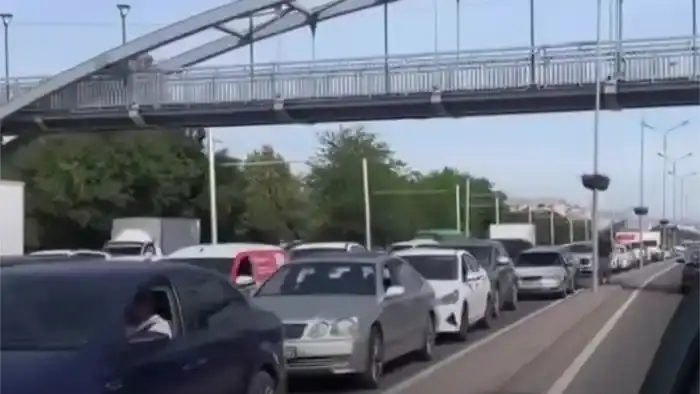 Транспортный коллапс в Алматы: Аль-Фараби парализован, причины остаются загадкой