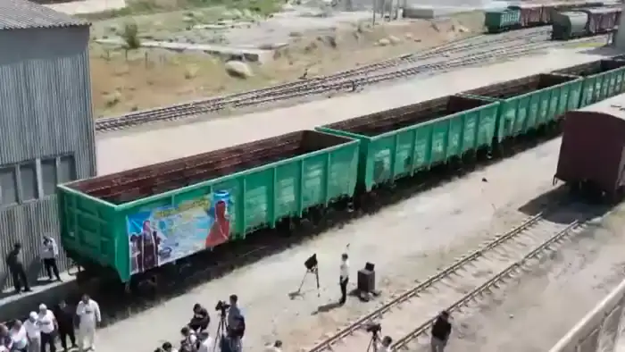 Силач из Шымкента передвинул пять вагонов и установил национальный рекорд