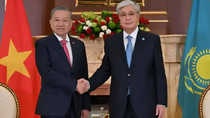 Токаев встретил в аэропорту генерального секретаря компартии Вьетнама