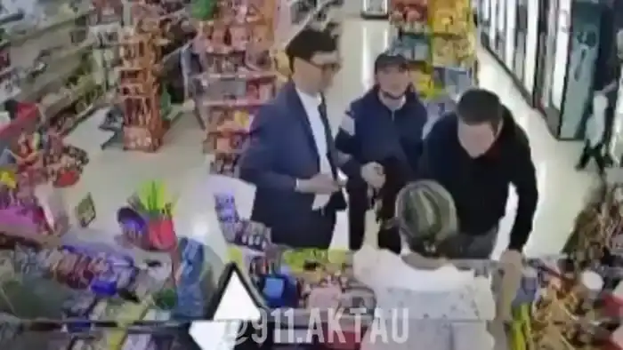 В Актау продавщицу ударили за отказ нарушить правила магазина