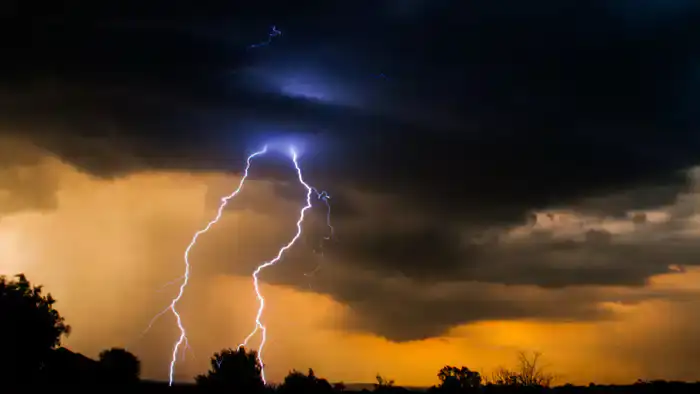 Грозовые бури в Астане и Алматы: как подготовиться к возможным перебоям и авариям