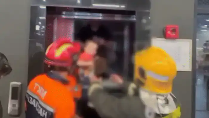 Спасатели помогли людям, застрявшим в лифте торгового дома в Астане