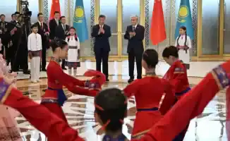 Теплый прием Си Цзиньпина в Астане: дети встречают председателя КНР в аэропорту