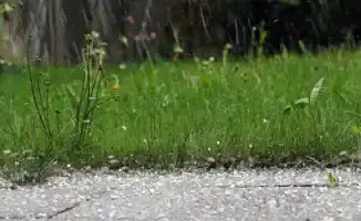 Казахстан готовится к испытанию стихией: грозы и град угрожают безопасности