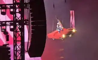 Неожиданный инцидент на концерте Бейонсе в Хьюстоне: летающая платформа наклонилась, зрители в шоке
