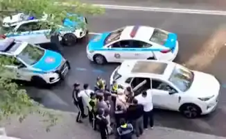 «Танец с наручниками»: в Алматы уличная драма разыгралась на глазах у прохожих