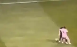 Месси снова в центре внимания: фанаты обсуждают его жест в матче против PSG