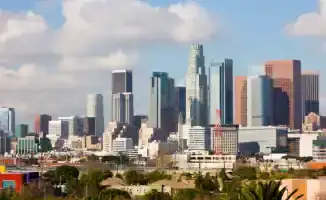 Свет в конце туннеля: Лос-Анджелес снимает оковы комендантского часа