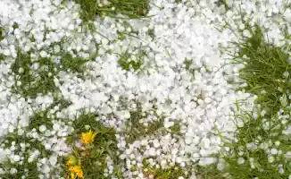 Казахстанская погода: огненный дракон и ледяные стрелы в один день