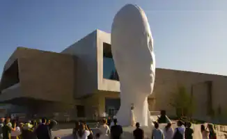 Алматы встретил свою музу: двенадцатиметровая загадка раскрыла тайны красоты