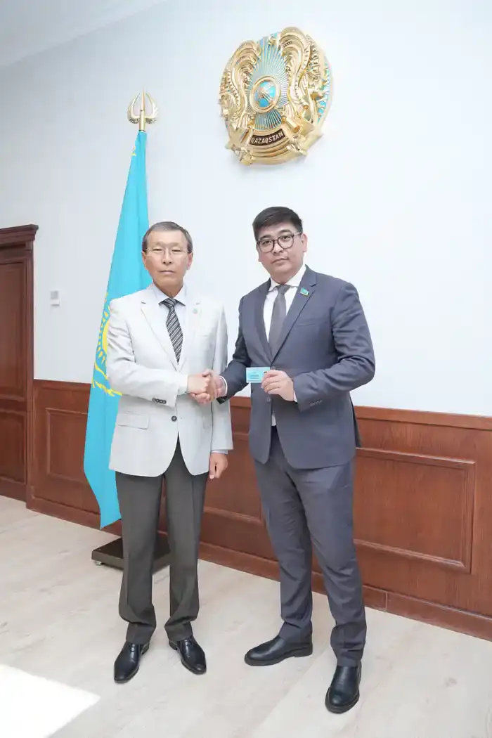 Председатель ЦИК Нурлан Абдиров и Олжас Нуралдинов