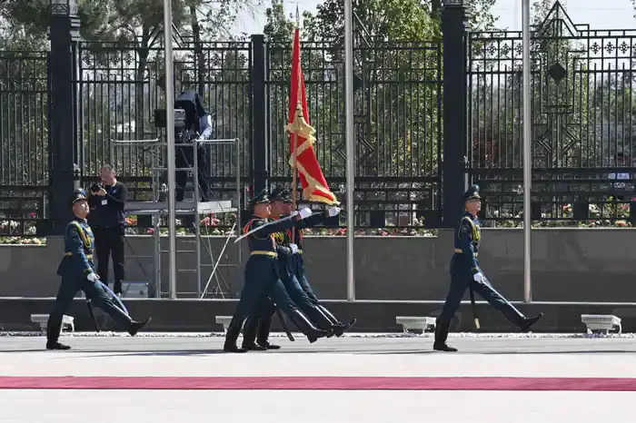 Фото 1 Рота почетного караула приветствует президентов