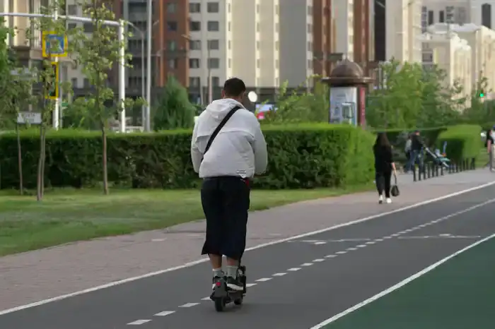 Парень на самокате без шлема, Астана