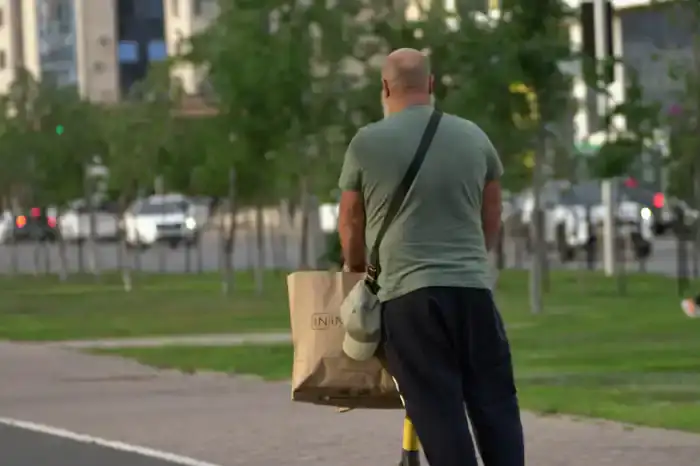 Мужчина на самокате без шлема, Астана