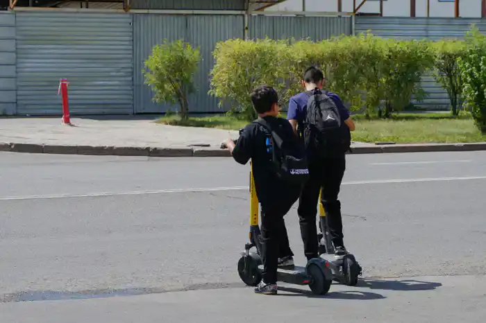 Дети на электросамокатах, Астана