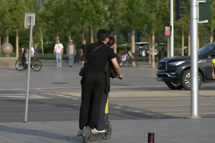 На электросамокате едут двое, Астана