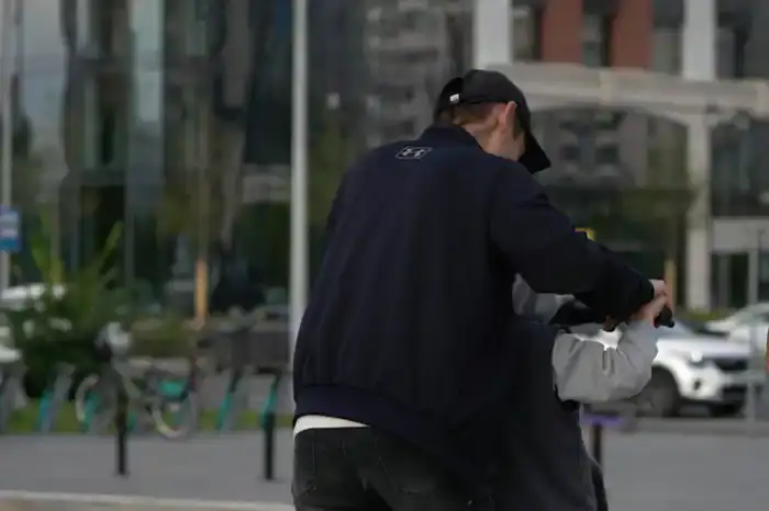 Мужчина едет на электросамокате с ребёнком, Астана