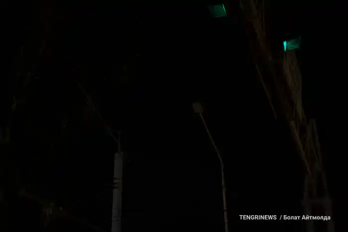 Фонари на улице Сейфуллина в Алматы или не работают, или светят очень тускло, 13 августа 2025 года
