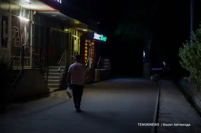 Тротуары на Сейфуллина тоже тёмные, пешеходам путь освещают вывески магазинов, 13 августа 2025 года, 
