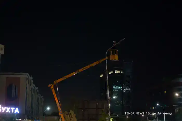 Коммунальная служба чинит фонарь, улица Тимирязева, Алматы, 13 августа 2025 года