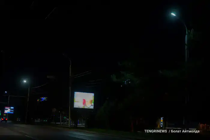На улице Тимирязева в Алматы не горят некоторые фонари, 13 августа 2025 года