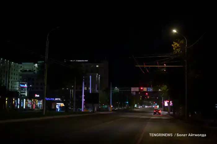 Освещение на улице Тимирязева в Алматы, 13 августа 2025 года