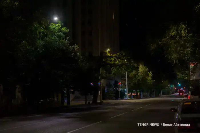 Освещение на улице Гоголя в Алматы, 13 августа 2025 года. Фото: ©️ / Болат Айтмолда