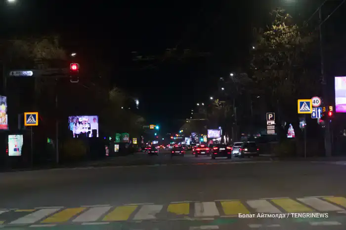 Освещение на улице Гоголя в Алматы, 31 марта 2025 года. Фото: ©️ / Болат Айтмолда