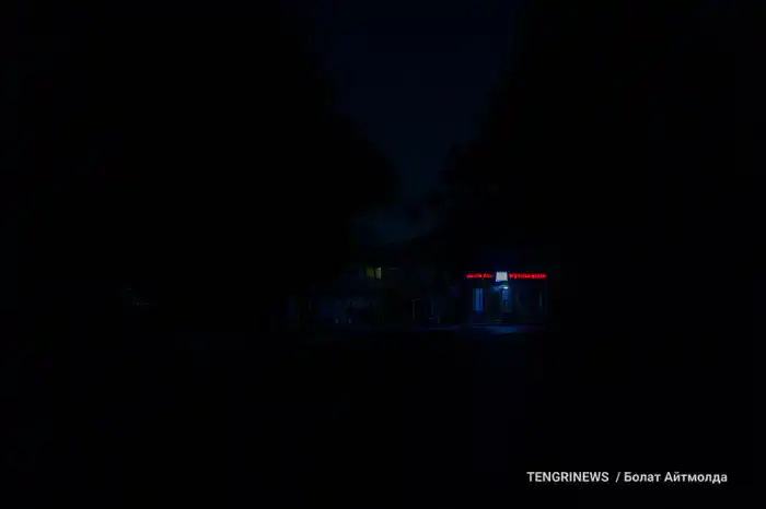 Улица Кенесары хана, Алматы, в полной темное, 13 августа 2025 года 