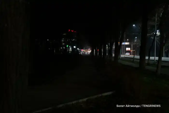 Освещение в сквере на пересечении Сейфуллина и Шолохова 31 марта 2025 года. Фото: ©️ / Болат Айтмолда