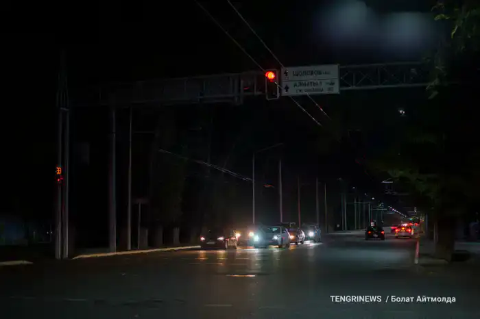 Единственный сточник света в некоторых местах на ул. Сейфуллина (Алматы) только фары машин, 13 августа 2025