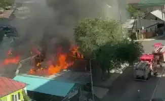 В Алматы произошел пожар в частном доме в Алмалинском районе, на место происшествия были направлены 50 пожарных. Жителей города привлек черный дым, поднимающийся над многоэтажками.