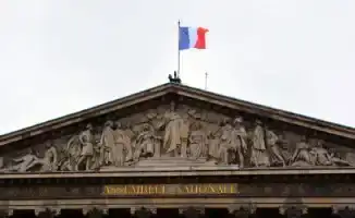 Франция на грани: доверие правительству или экономический крах?