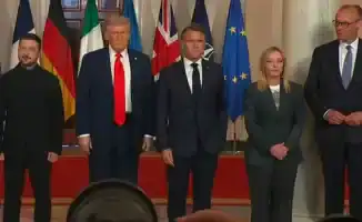 Макрон нарушил дипломатический протокол на фото с Трампом и Зеленским в Белом доме