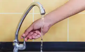 В Алматы временно отключат холодную воду в нескольких районах 26 августа, сообщает Tengrinews.kz. Предприятие 'Алматы Су' анонсировало массовое отключение воды, что может вызвать недовольство среди жителей города.