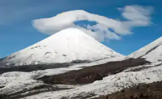 Ключевской вулкан на Камчатке выбросил пепел на высоту 10 километров, став самым мощным действующим вулканом Евразии