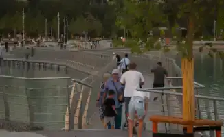 Жители Алматы сообщают о поражении электрическим током на новом мосту у озера Сайран: видео подтверждает опасность