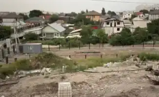 Забор вместо парка: алматинцы в ожидании зелёного оазиса у реки Каргалы