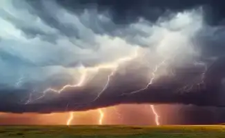 От гроз до +36 жары: синоптики прогнозируют резкие изменения погоды в Астане и Алматы с 13 по 15 августа.