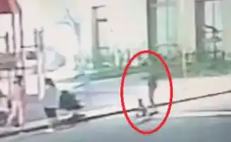 В Алматы подросток стал 'грозой детских площадок': шокирующее видео с силовым броском ребенка